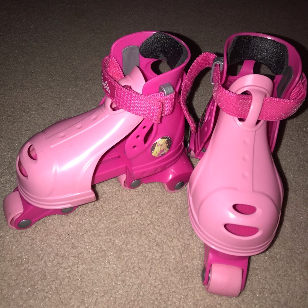 Girls Barbie roller skates!